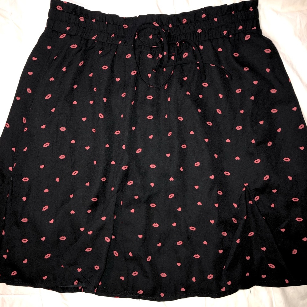 Skirt, red lips 👄